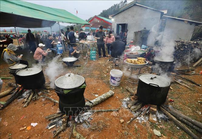 Nhân dân xã Cao Sơn nấu cơm mới tại lễ hội. Ảnh: Trọng Đạt-TTXVN