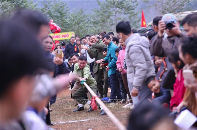 Nhân dân xã Cao Sơn tham gia trò chơi kéo co tại lễ hội. Ảnh: Trọng Đạt-TTXVN