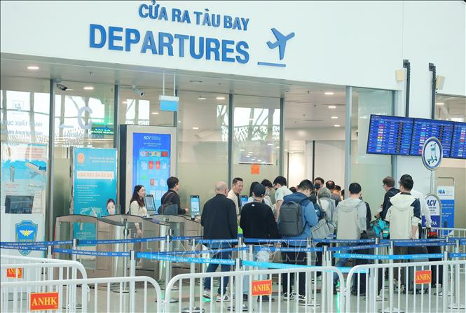 Sân bay quốc tế Nội Bài đông đúc những ngày cuối năm 2025 khi nhu cầu đi lại tăng cao. Ảnh: Quốc Khánh - TTXVN