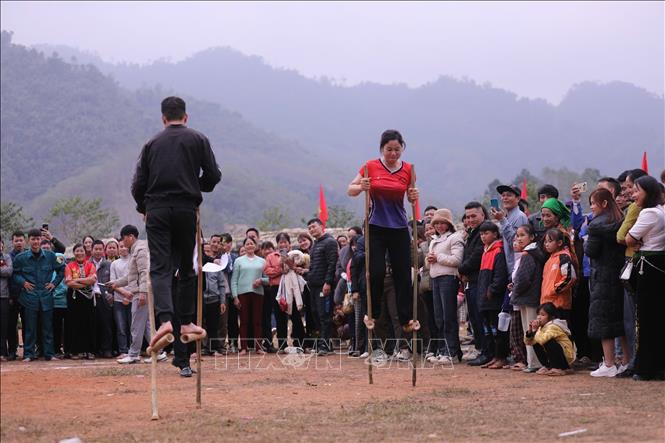 Trò chơi đi cà kheo tại lễ hội. Ảnh: Trọng Đạt-TTXVN