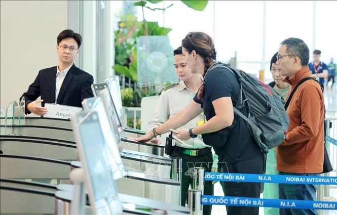 Vietnam Airlines khuyến khích hành khách sử dụng công nghệ sinh trắc học khi làm thủ tục và quét QR thẻ lên máy bay tại cửa an ninh trong sân bay quốc tế Nội Bài và Thành phố Hồ Chí Minh khi đợt cao điểm tăng mạnh. Ảnh: Quốc Khánh - TTXVN