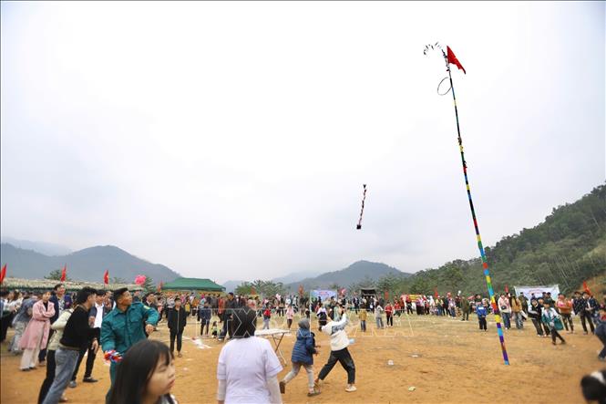 Nhân dân tham gia ném còn tại lễ hội. Ảnh: Trọng Đạt-TTXVN