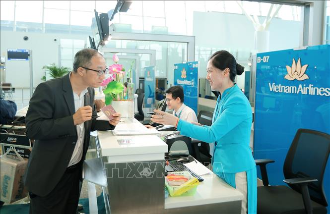 Du khách làm thủ tục tại quầy của Vietnam Airlines tại sân bay quốc tế Nội Bài những ngày cuối năm 2025. Ảnh: Quốc Khánh - TTXVN