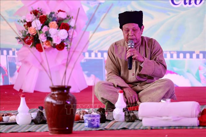 Thầy Mo thực hiện nghi lễ mừng cơm mới. Ảnh: Trọng Đạt-TTXVN