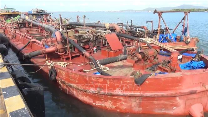 Xà lan HD 3044 vận chuyển 390 mét khối cát không rõ nguồn gốc bị lực lượng chức năng phát hiện gắt giữ. Ảnh: TTXVN phát