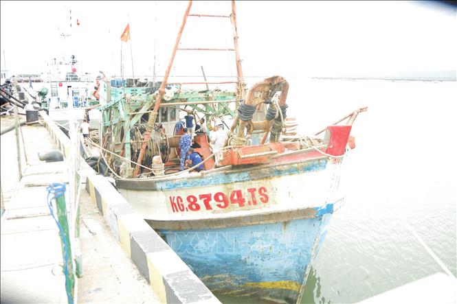 Phương tiện chở dầu không rõ nguồn gốc bị lực lượng chức năng bắt giữ và áp tải về cảng. Ảnh: TTXVN phát