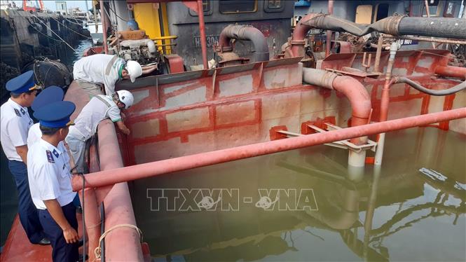 Giám định tang vật trên xà lan HD 3044. Ảnh: TTXVN phát