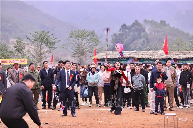 Du khách và đại biểu tham gia trò chơi ném còn tại lễ hội. Ảnh: Trọng Đạt-TTXVN