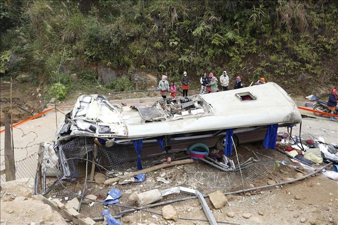 Chiếc xe ô tô biến dạng sau vụ tai nạn. Ảnh: Đinh Thùy - TTXVN