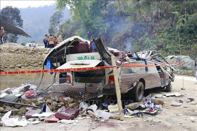 Chiếc xe ô tô bị biến dạng sau khi bị lật. Ảnh: Đinh Thùy - TTXVN