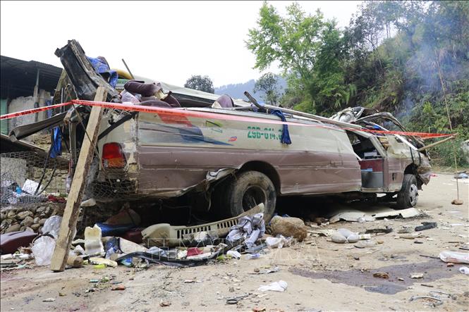 Hậu quả vụ lật xe khiến chiếc xe ô tô bị biến dạng. Ảnh: Đinh Thùy - TTXVN