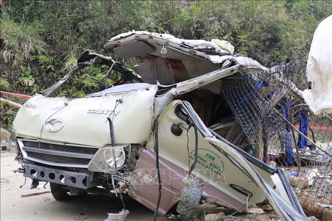 Đầu xe ô tô cũng bị biến dạng. Ảnh: Đinh Thùy - TTXVN