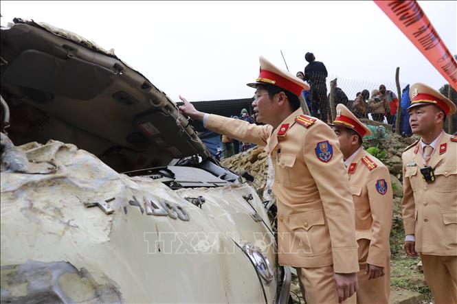Trung tá Đặng Trần Hoàng, Trưởng Phòng Cảnh sát Giao thông, Công an tỉnh Lào Cai kiểm tra tại hiện trường vụ tai nạn.  Ảnh: Đinh Thùy - TTXVN