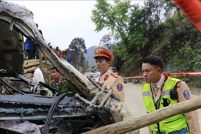 Trung tá Đặng Trần Hoàng, Trưởng Phòng Cảnh sát Giao thông, Công an tỉnh Lào Cai kiểm tra tại hiện trường vụ tai nạn. Ảnh: Đinh Thùy - TTXVN