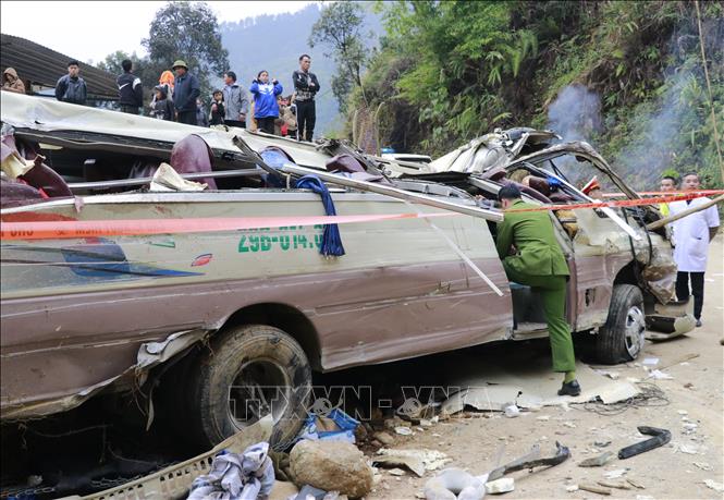 Lực lượng chức năng có mặt tại hiện trường vụ tai nạn. Ảnh: Đinh Thùy - TTXVN