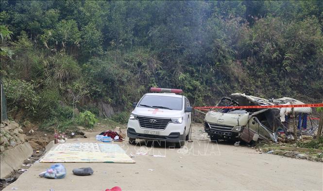 Xe cứu thương có mặt tại hiện trường đưa người bị nạn đi cấp cứu. Ảnh: Đinh Thùy - TTXVN