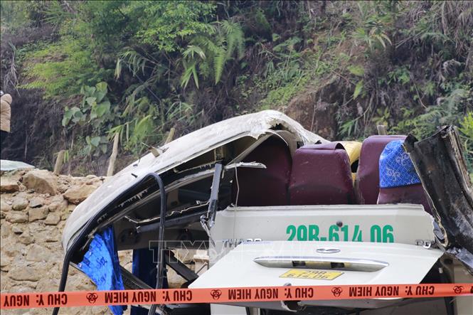 Toàn bộ nóc xe bị bẹp dúm. Ảnh: Đinh Thùy - TTXVN