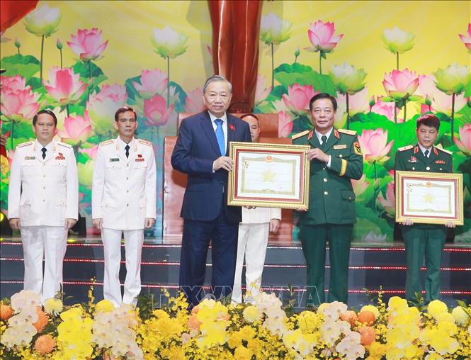 Tổng Bí thư Tô Lâm trao danh hiểu Anh hùng LLVT nhân dân cho Cục Cứu hộ cứu nạn (Bộ Tổng Tham mưu QDND Việt Nam). Ảnh: Trọng Đức - TTXVN