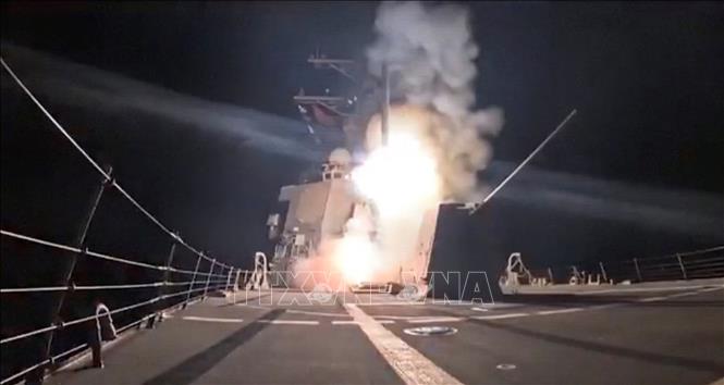 Hình ảnh trích từ video do Bộ Chiến tranh Mỹ cung cấp ngày 25/12/2025 cho thấy tên lửa được phóng đi từ một tàu chiến của hải quân tại địa điểm bí mật, khi lực lượng Mỹ tiến hành chiến dịch trấn áp các nhóm thánh chiến ở Nigeria. Ảnh: Reuters/TTXVN