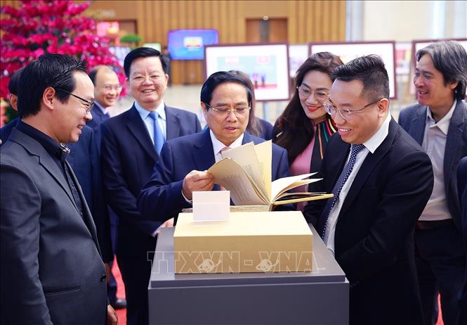 Thủ tướng Phạm Minh Chính tham quan trưng bày sản phẩm Ngành Văn hoá Thể thao và Du lịch. Ảnh: Dương Giang-TTXVN
