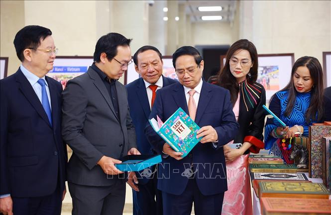Thủ tướng Phạm Minh Chính tham quan trưng bày sản phẩm Ngành Văn hoá Thể thao và Du lịch. Ảnh: Dương Giang-TTXVN

