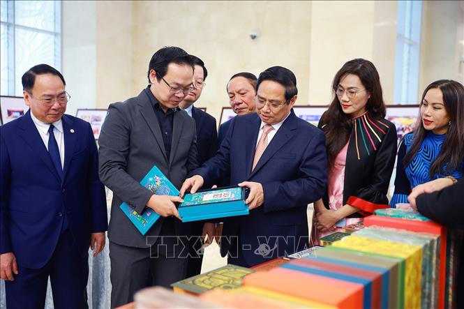 Thủ tướng Phạm Minh Chính tham quan trưng bày sản phẩm Ngành Văn hoá Thể thao và Du lịch. Ảnh: Dương Giang-TTXVN
