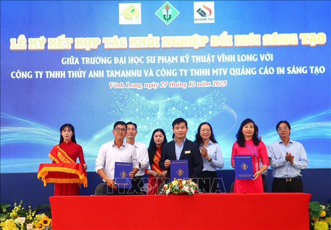 Đại diện Trường Đại học Sư phạm Kỹ thuật Vĩnh Long ký kết Biên bản ghi nhớ hợp tác với các công ty, doanh nghiệp trong lĩnh vực khởi nghiệp. Ảnh: Lê Thúy Hằng - TTXVN