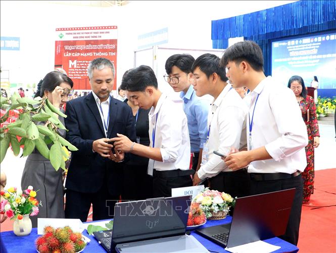 Đại biểu tham quan khu vực trưng bài sản phẩm khởi nghiệp đổi mới sáng tạo của sinh viên. Ảnh: Lê Thúy Hằng - TTXVN