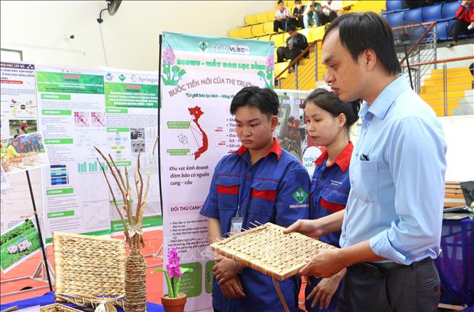 Đại biểu tham quan khu vực trưng bài sản phẩm khởi nghiệp đổi mới sáng tạo của sinh viên.  Ảnh: Lê Thúy Hằng - TTXVN