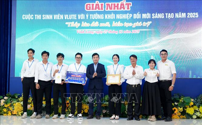 Trao giải Nhất cho nhóm sinh viên với dự án “Sản xuất chế phẩm sinh học từ bột vỏ cam sành ứng dụng trong chăn nuôi gia cầm.  Ảnh: Lê Thúy Hằng - TTXVN