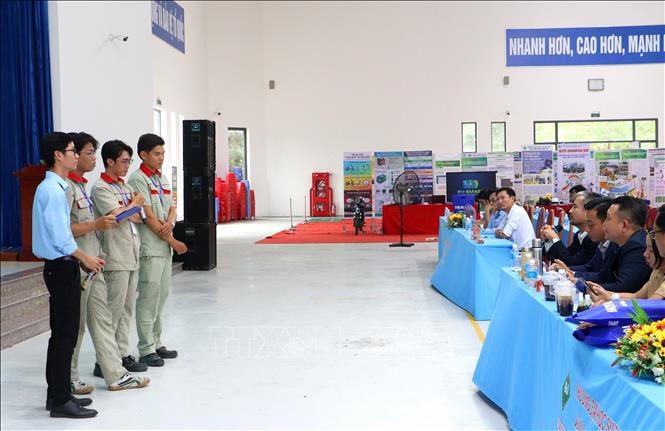 Thí sinh tham gia phần hỏi đáp với ban giám khảo về dự án khởi nghiệp đổi mới sáng tạo.  Ảnh: Lê Thúy Hằng - TTXVN