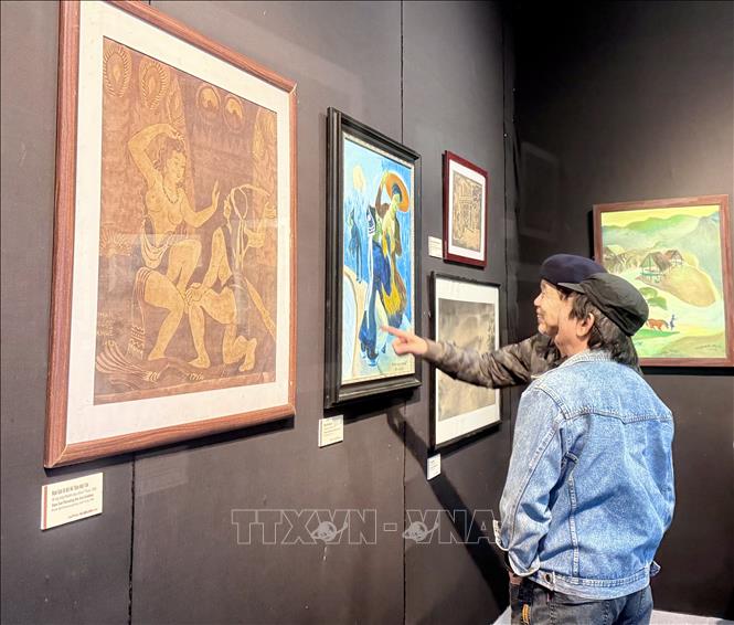 Khách tham quan triển lãm 