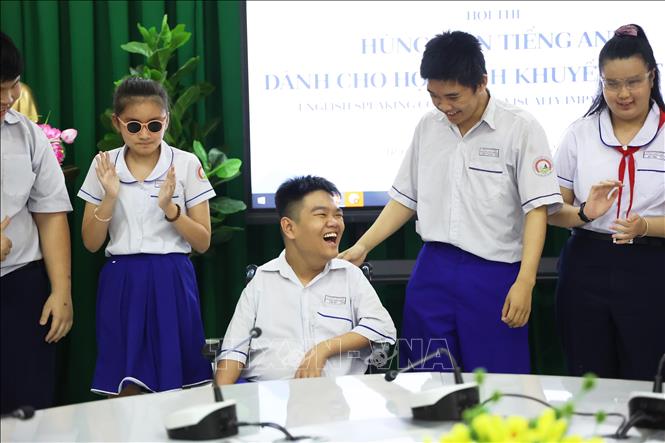 Niềm vui của bạn Tuệ Ân khi đoạt giải Nhất Cuộc thi hùng biện tiếng Anh trường phổ thông đặc biệt Nguyễn Đình Chiểu. Ảnh: Hồng Đạt - TTXVN
