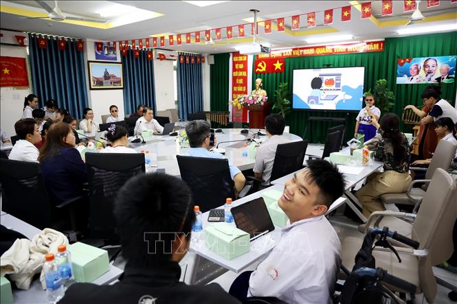 Cuộc thi Hùng biện tiếng Anh tạo không khí thoải mái cho các học sinh tham gia. Ảnh: Hồng Đạt - TTXVN
