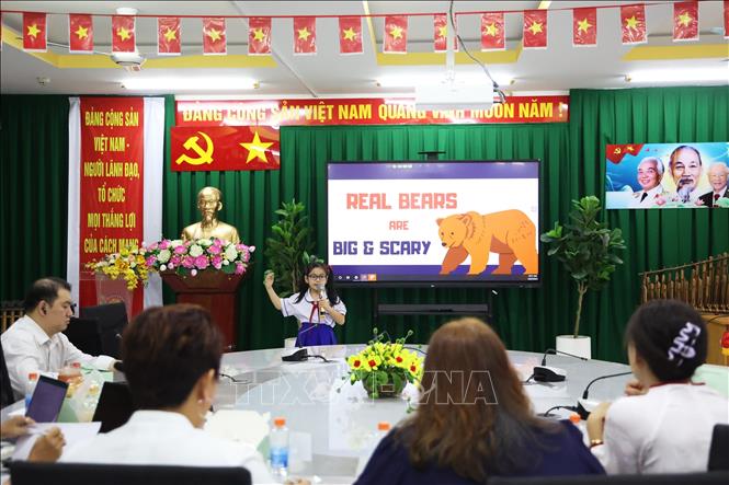 Cuộc thi Hùng biện tiếng Anh dành cho học sinh Trường Phổ thông đặc biệt Nguyễn Đình Chiểu theo định hướng từ năm học 2025 - 2026 từng bước đưa tiếng Anh trở thành ngôn ngữ thứ hai trong trường học. Ảnh: Hồng Đạt - TTXVN
