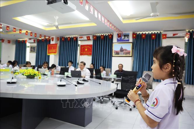 Cuộc thi Hùng biện tiếng Anh giúp học sinh khiếm thị tự tin hơn khi nói trước đám đông. Ảnh: Hồng Đạt - TTXVN
