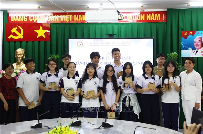 Đội ngũ mentor (tình nguyện viên) kèm cặp, hỗ trợ học sinh khiếm thị tham gia Cuộc thi Hùng biện tiếng Anh do Trường Phổ thông đặc biệt Nguyễn Đình Chiểu tổ chức. Ảnh: Hồng Đạt - TTXVN
