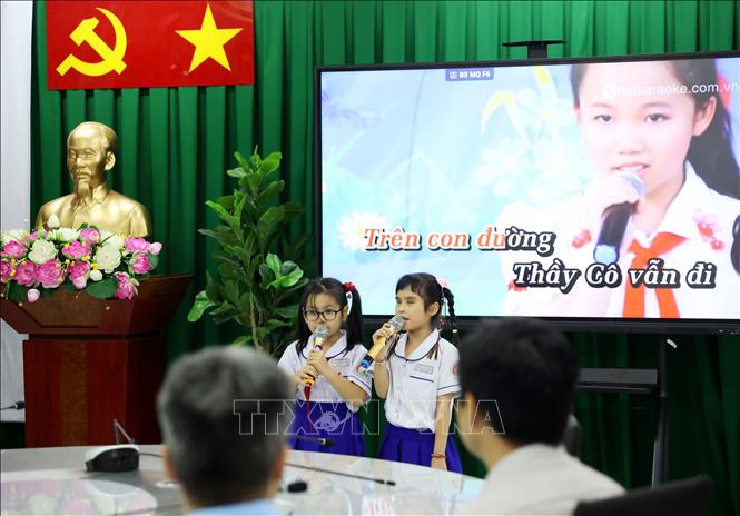 Hai bạn học sinh khiếm thị Lê Vy và Ngọc Như hát karaoke trong Cuộc thi Hùng biện tiếng Anh Trường Phổ thông đặc biệt Nguyễn Đình Chiểu. Ảnh: Hồng Đạt - TTXVN
