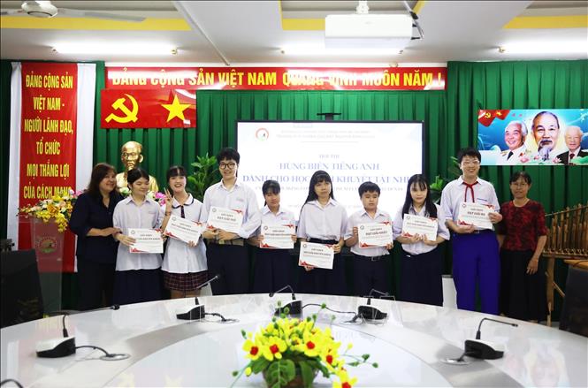 Các bạn học sinh đoạt giải ở bảng Hòa nhập, cuộc thi Hùng biện tiếng Anh Trường Phổ thông đặc biệt Nguyễn Đình Chiểu. Ảnh: Hồng Đạt - TTXVN
