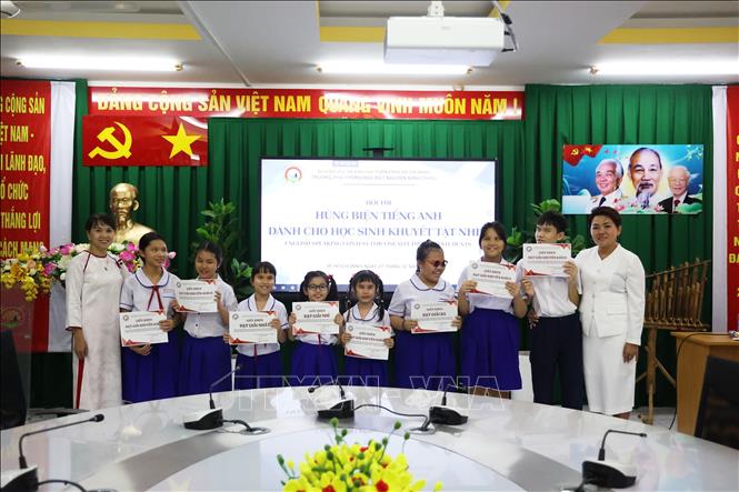 Các bạn học sinh đoạt giải ở bảng Tiểu học, cuộc thi Hùng biện tiếng Anh Trường Phổ thông đặc biệt Nguyễn Đình Chiểu. Ảnh: Hồng Đạt - TTXVN
