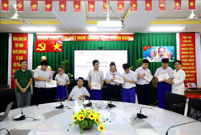 Các bạn học sinh đoạt giải ở bảng Trung học, Cuộc thi Hùng biện tiếng Anh Trường Phổ thông đặc biệt Nguyễn Đình Chiểu. Ảnh: Hồng Đạt - TTXVN
