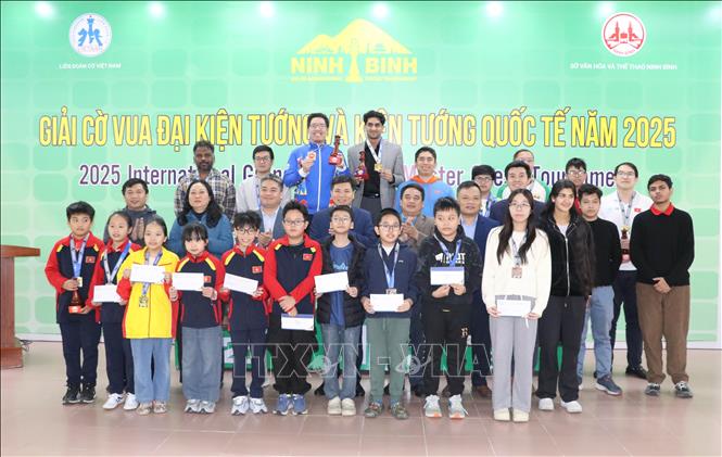 Ban Tổ chức chụp ảnh lưu niệm cùng các vận động viên tham gia Giải. Ảnh: Thùy Dung - TTXVN