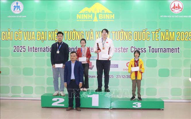 Ban Tổ chức trao giải cho các vận động viên dự bị Kiện tướng quốc tế. Ảnh: Thùy Dung - TTXVN