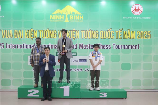 Ở nội dung cờ Đại kiện tướng quốc tế, kỳ thủ Vidryarthi Vyom (Mỹ) giành chức vô địch, HCB thuộc về Ravi Teja - S của của Ấn Độ, HCĐ được trao cho Quizon Daniel của Philippines. Ảnh: Thùy Dung - TTXVN