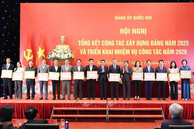 Phó Bí thư chuyên trách Đảng ủy Quốc hội Nguyễn Hồng Diên và Phó Bí thư chuyên trách Đảng ủy Quốc hội Vũ Hải Hà trao Bằng khen cho các cá nhân. Ảnh: An Đăng - TTXVN