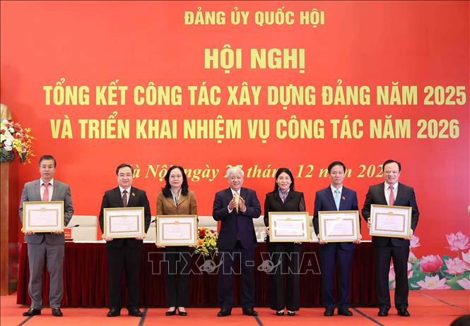 Đồng chí Đỗ Văn Chiến, Ủy viên Bộ Chính trị, Phó Bí thư Đảng ủy Quốc hội, Phó Chủ tịch Thường trực Quốc hội trao tặng Bằng khen cho các tập thể. Ảnh: An Đăng - TTXVN