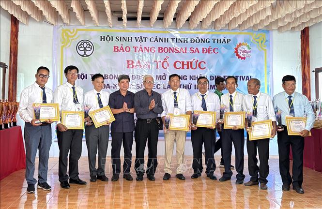 Ban tổ chức Hội thi Bonsai mở rộng Đồng bằng sông Cửu Long trao giấy khen và kỷ niệm chương cho Ban giám khảo Ảnh: Hồng Nhung - TTXVN