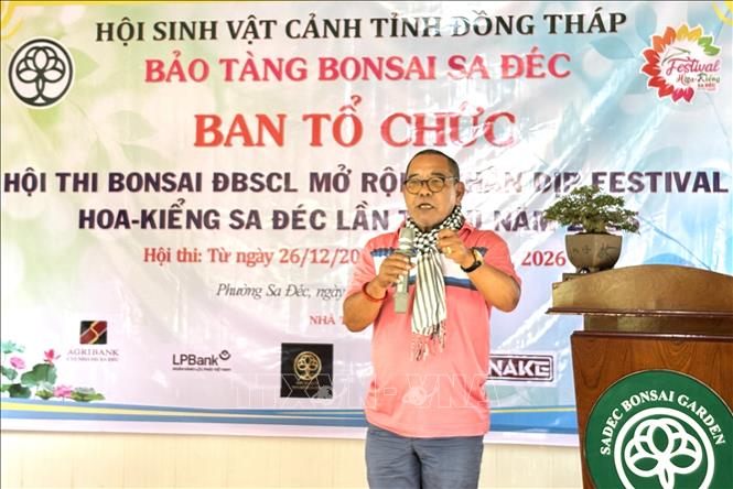 Ông Tạ Hoàng Nguyên - Chủ tịch Hội Sinh vật cảnh Cà Mau phát biểu về các tác phẩm dự thi. Ảnh: Hồng Nhung - TTXVN