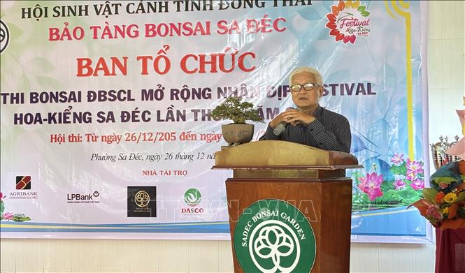 Ông Phạm Văn Chính - Chủ tịch Hội Sinh vật cảnh tỉnh Đồng Tháp phát biểu về tác phẩm bonsai dự thi. Ảnh: Hồng Nhung - TTXVN
