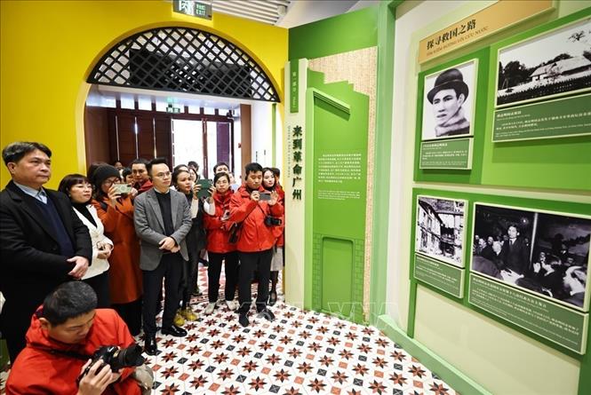 Đại biểu đến từ các cơ quan Thông tấn, báo chí Việt Nam thăm Di tích Trụ sở Hội Việt Nam Cách mạng Thanh niên ở đường Văn Minh, quận Việt Tú, Quảng Châu, Trung Quốc. Ảnh: Minh Đức – TTXVN